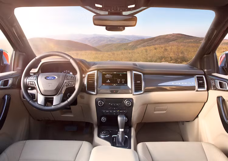 Nội thất của Everest mới sang trọng hơn nhiều so với trước đây, đem lại cảm giác thoải mái và tính hữu dụng tuyệt đối với cửa sổ trời rộng, cửa sau điều khiển điện, hơn 30 ngăn chứa đồ được thiết kế và sắp đặt thông minh, các ổ cắm điện đa năng...