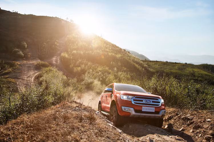 Cùng với bộ chuyển đổi mômen xoắn chủ động, Hệ thống kiểm soát địa hình, khoảng sáng gầm xe 225mm và khả năng lội nước 800mm - tốt nhất trong phân khúc, Everest mới giúp người lái dễ dàng vượt qua các địa hình thách thức nhất một cách dễ dàng.