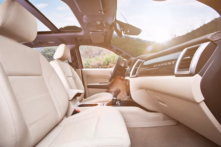 Để đảm bảo sự yên tĩnh cao vượt trội trong cabin, Ford trang bị trên chiếc Everest công nghệ giảm ồn chủ động nhằm tối ưu hoá sự riêng tư của cabin và sử dụng những chất liệu cách âm cao cấp trên khắp chiếc xe để đảm bảo độ ồn, rung, xóc tối thiểu.