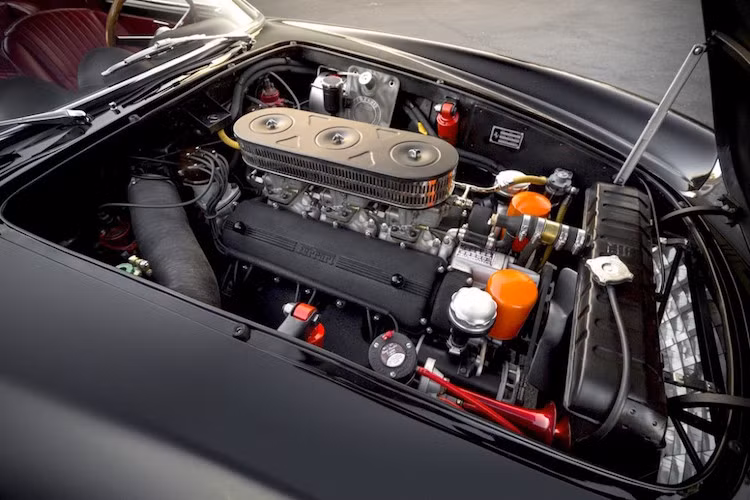 Tuy nhiên, so với những mẫu xe thể thao cùng thời, hiệu năng của 250GT Berlinetta Lusso cũng "không phải dạng vừa" với khối máy V12 3.0l nạp khí tự nhiên qua 3 chế hoà khí Weber, gần như y hệt những mẫu xe đua như 250GT SWB và 250 GTO.