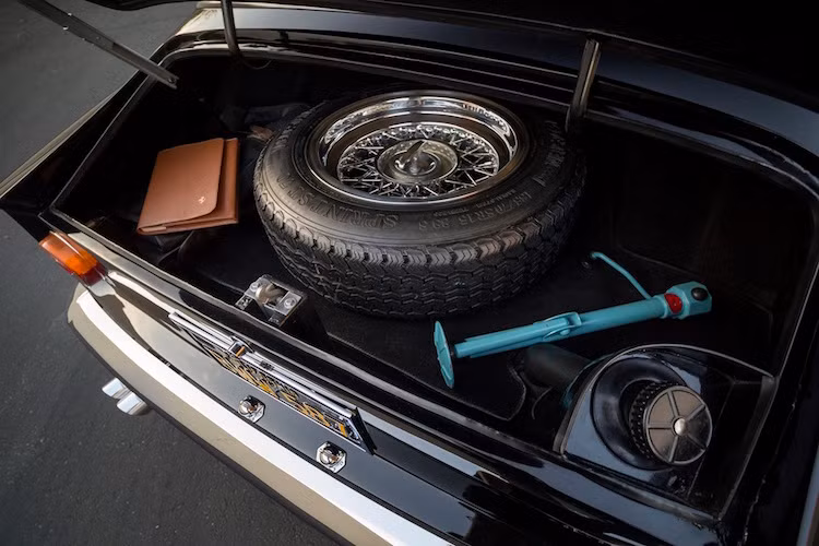 Trong khi thuộc quyền sở hữu của Adam Levine, chiếc xe đã liên tục được phục chế để luôn ở trong trạng thái hoàn hảo nhất. Ở lần bảo dưỡng gần đây nhất vào năm ngoái, hệ thống phanh, làm mát, điện, đánh lửa và nhiên liệu đã được dọn lại như mới.