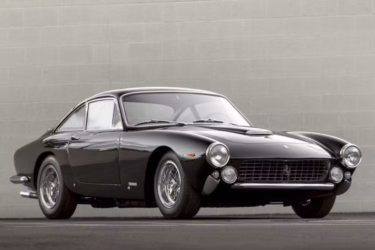 Không chỉ nổi tiếng bởi vẻ đẹp dễ dàng "đốn tim" phái nữ và giọng hát da diết, chàng ca sĩ Adam Levine còn là một người chơi xe cổ đầy nhiệt huyết. Chiếc xe cổ mang tên "quý tộc" Ferrari 250 GT Berlinetta này đã được anh chăm sóc cực kỳ cẩn thận.