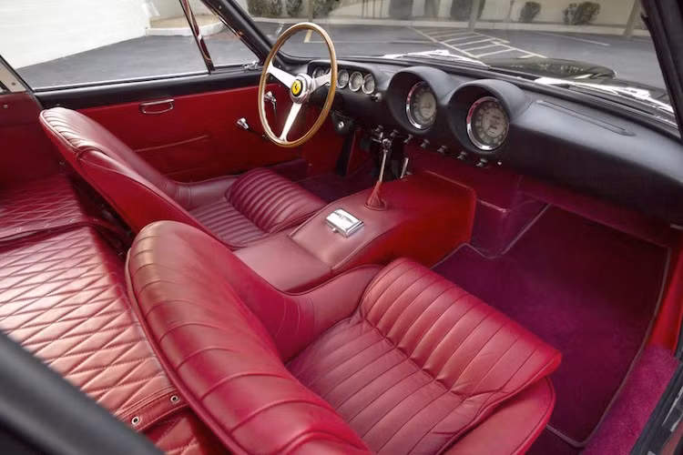 Nội thất trên chiếc xe của Adam Levine vừa thể thao, vừa tinh tế với các đồng hồ lớn, kèm theo những chiếc ghế ngồi bọc da đỏ đúng kiểu Ý được chần chỉ một cách tinh xảo.