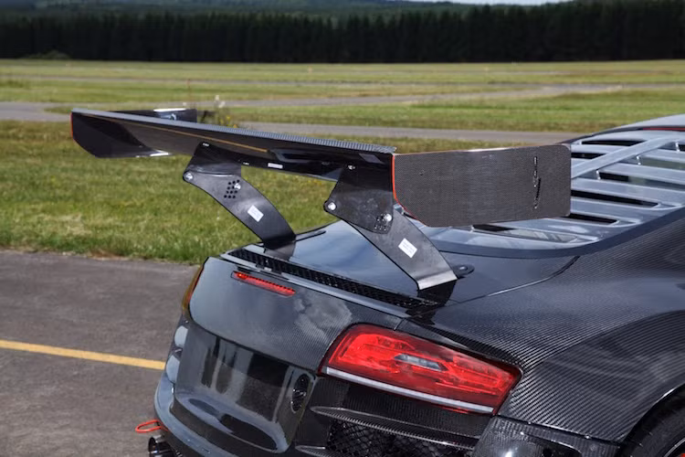 Cũng giống như các chi tiết thân xe, cánh đuôi này cũng đã được lấy từ chiếc xe đua R8 LMS Ultra và có khả năng thay đổi góc nghiêng.