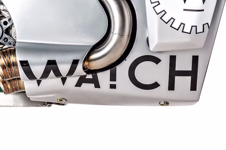 Động cơ của xe được "rã" ra để đại tu lại hoàn toàn với nòng xi-lanh độ, bướm ga mới và hệ thống xả cực ngắn giống những chiếc xe đua Anh quốc năm xưa, trước khi được bọc trong quây gió bằng nhôm.