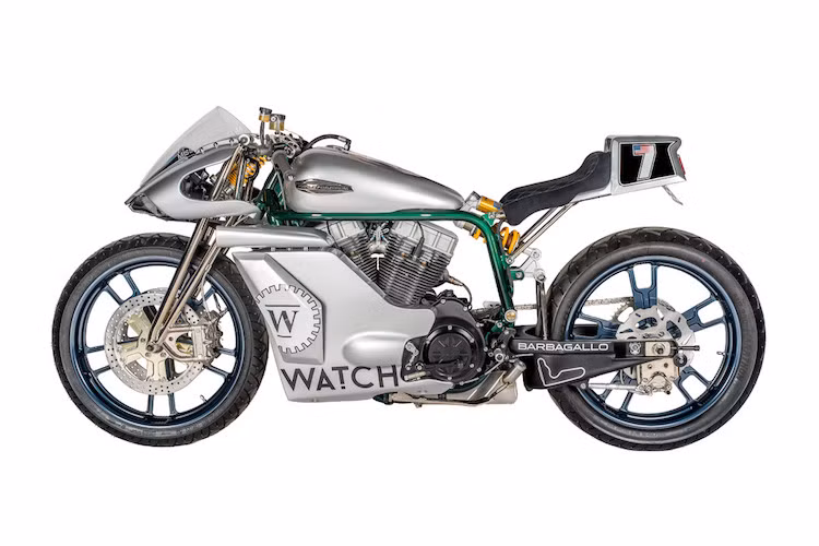 Ngoại trừ động cơ, toàn bộ các chi tiết trên xe đều là hàng "thửa riêng". Miss Universe chạy trên 2 chiếc bánh với mâm 21 inch, với phuộc trước đặc chế bởi một kỹ sư MotoGP và phuộc sau Ohlins.