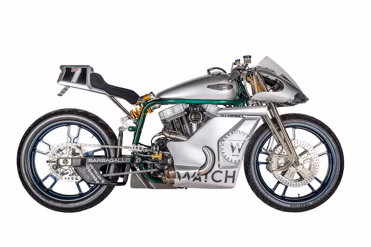 Bình xăng xe có kích thước nhỏ và được gò hình giọt nước. Toàn bộ cuộn đề, các dây điện và ắc quy được giấu khéo léo dưới quây gió của xe.