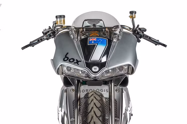 Ở phía trước, xe có phần dầu "chế" từ Ducati 1199 Panigale. Phanh đĩa kép được trang bị cho bánh trước xe, với heo 6 piston.