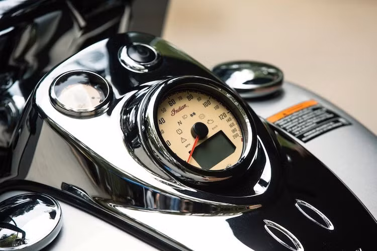 Bảng đồng hồ nhỏ gọn được đặt trên bình xăng, cung cấp các thông tin quan trọng qua đèn báo và một màn hình LCD nhỏ.