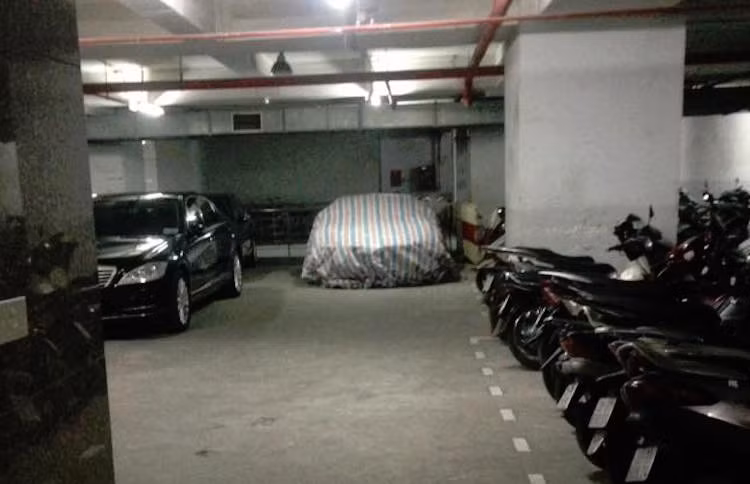 Do i8 là một dòng xe được chế tạo với những công nghệ cao và chưa xuất hiện nhiều tại Việt Nam nên những phụ tùng thay thế sẽ phải mất thời gian đặt ở nước ngoài về. Hiện chiếc xe đã được trùm bạt kín để tránh những con mắt của dư luận.