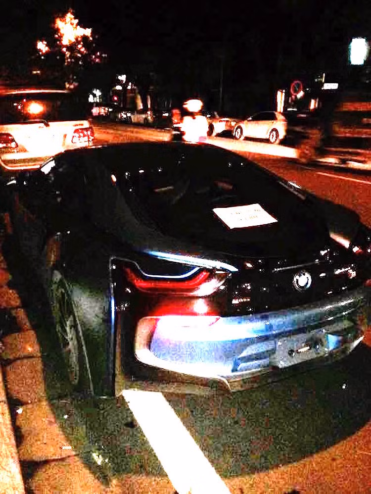 Trong vài ngày qua, nhiều người đi đường đã liên tục được chứng kiến chiếc xe cùng chủ nhân dạo phố. Cho tới khoảng 23h tối 16/9/2015, chiếc BMW i8 "hàng độc" này vẫn xuất hiện trong tình trạng nguyên vẹn trên phố Lý Thường Kiệt, Hà Nội.