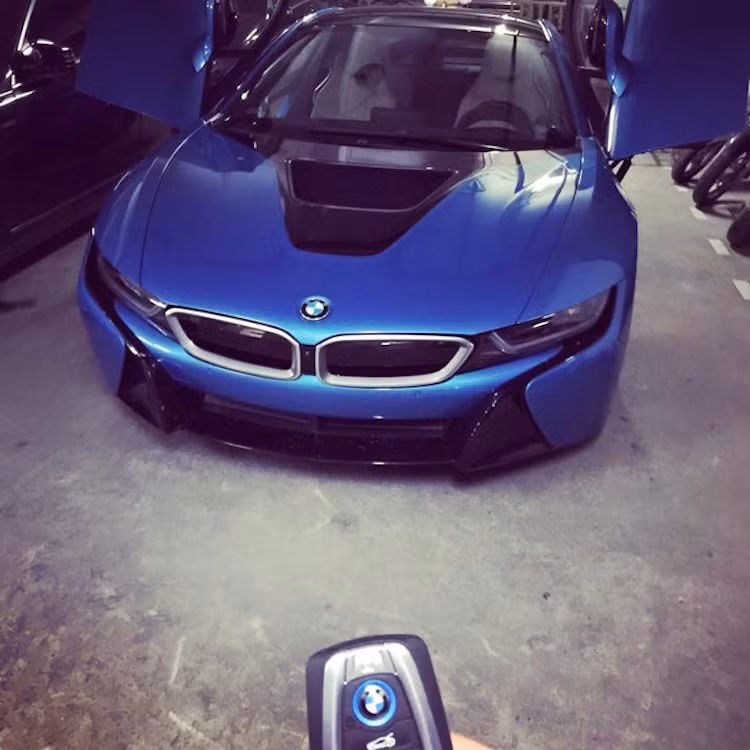 Trước đó, siêu xe BMW i8 này đã gây xôn xao dư luận khi là chiếc đầu tiên tại Việt Nam có màu xanh ngọc, thay vì các màu trắng và đen phổ biến khác.
