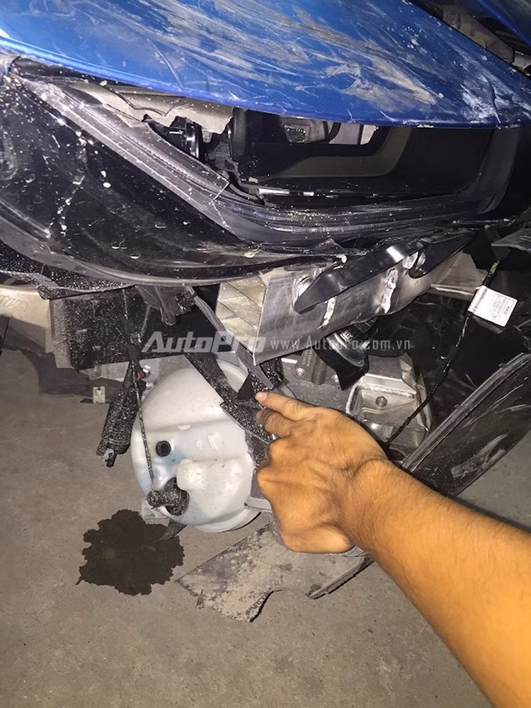 Tuy nhiên, có vẻ như va chạm này vẫn chưa gây ảnh hưởng tới hệ thống treo và khung xe. Do chiếc i8 chưa được cấp biển số nên nhiều người nghi ngờ rằng nó chưa được mua bảo hiểm, chính vì vậy chi phí sửa chữa có thể sẽ rất lớn.