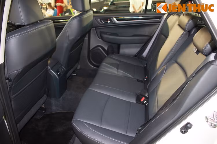 Tuy nhiên nhờ có thân xe dạng wagon nên Outback có không gian cho đầu hành khách lớn hơn chút đỉnh so với vòm mái sedan của Legacy.