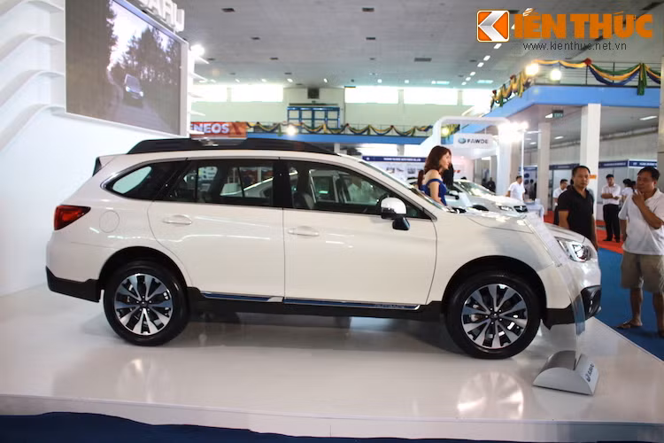 Những tấm ốp nhựa tiếp tục chạy xung quanh Outback khiến chiếc xe trông "cơ bắp" hơn. Chiếc xe cũng được trang bị mâm lớn hơn và có khoảng sáng gầm cao hơn Legacy.