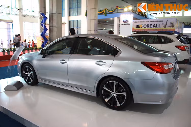 Trong khi đó, Legacy lại có vẻ thể thao hơn với thân xe thấp và đầy tính khí động học, cùng với cặp mâm 10 chấu 2 tông màu độc đáo.