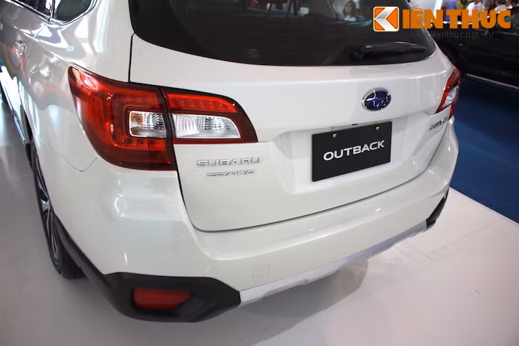 Đèn hậu của Outback sắc sảo hơn Legacy, nhưng bù lại, chiếc xe lại không có tay nắm cửa sau mạ chrome.