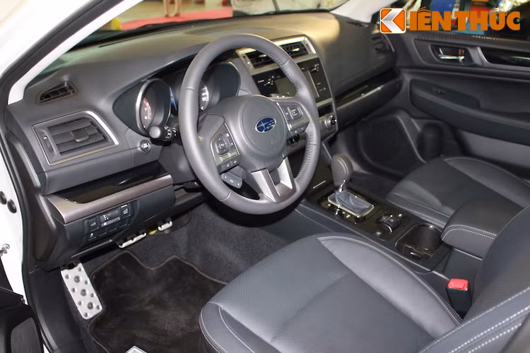 Sự tương đồng về thiết kế lại tiếp tục được thể hiện ở bảng táp-lô của 2 chiếc xe.