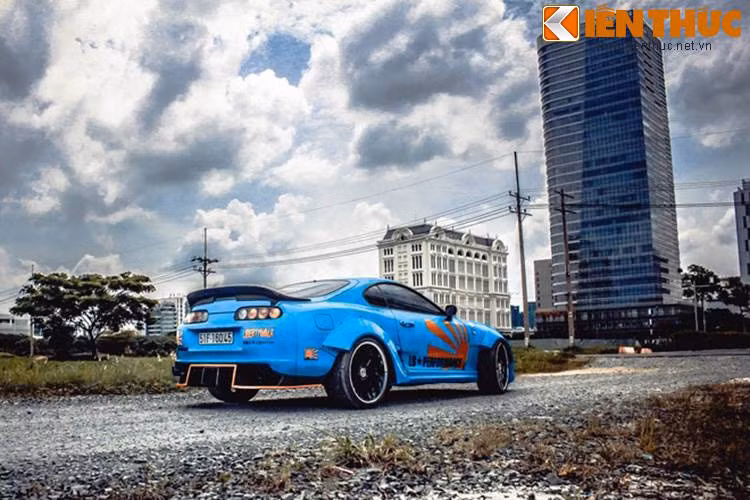 Hồi đầu năm nay, một chiếc Supra tại Sài Gòn đã gây "xôn xao" giới chơi xe Việt khi được độ bodykit theo phong cách của hãng độ Liberty Walk bởi xưởng Wit Tuning.