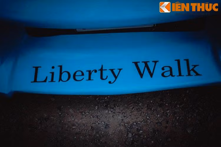 Tuy nhiên, những người thợ Việt đã dựa theo phong cách của Liberty Walk để "chế" riêng cho Supra một bộ widebody đặc biệt, bắt đầu từ cản trước thể thao với các khe hút gió lớn và dàn 5 đèn LED nhỏ ở hai bên.