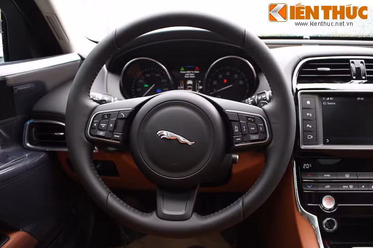 Tay lái của xe có dạng 3 chấu thể thao, đương nhiên không thể thiếu các nút điều khiển âm thanh và đàm thoại được tích hợp sẵn, cùng với lẫy chuyển số ở phía sau.