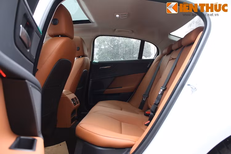 Được thiết kế hướng nhiều tới thị trường châu Âu nên hàng ghế sau của XE rất rộng rãi so với khổ người châu Á. Đương nhiên, một chiếc xe ở đẳng cấp này không thể thiếu được điều hoà không khí 2 vùng độc lập cho hàng ghế sau. Những hệ thống điện tử hỗ trợ người lái mới nhất cũng có mặt trên xe.