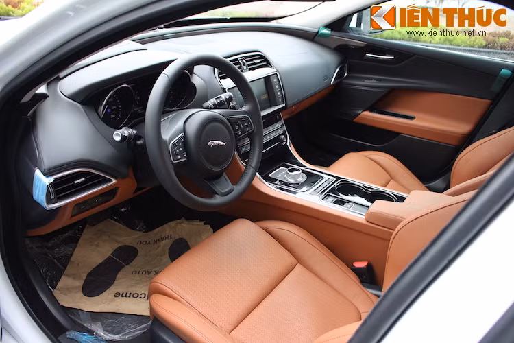 Có thiết kế giản dị, nhưng nội thất của XE Portfolio vẫn toát lên vẻ sang trọng, đẳng cấp đậm chất Anh với các ghế ngồi bọc da Taurus màu Siena Tan ấm cúng.