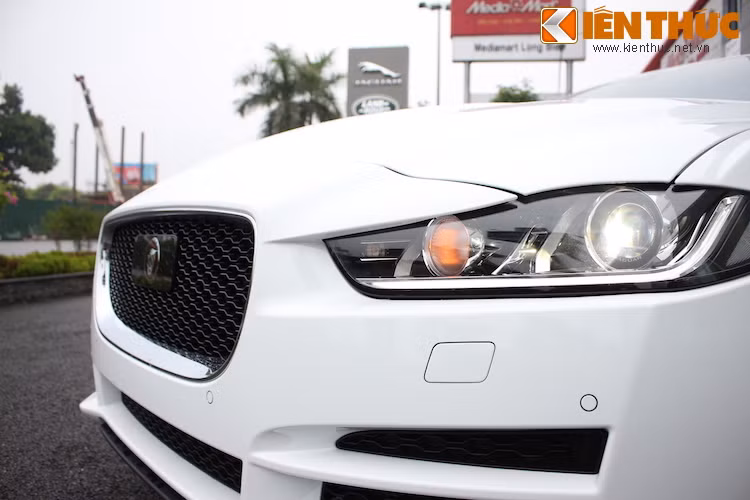 Lưới tản nhiệt của xe rộng, tạo sự dữ dằn và bề thế tương tự như dòng XJ cao cấp nhất của Jaguar.