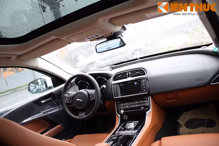 Ở phía trên hàng ghế trước là một cửa sổ trời lớn điều khiển bằng điện, cung cấp ánh sáng tự nhiên cho cabin xe.