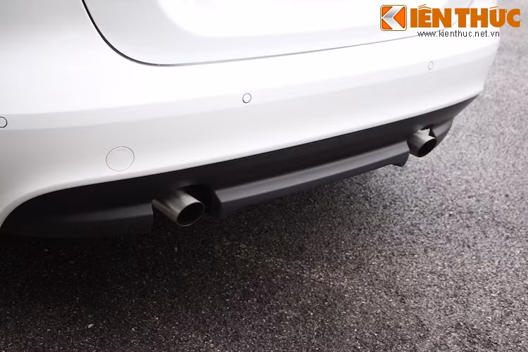 Bên dưới cản sau, XE được trang bị hệ thống xả kép đặt đối xứng thể thao.