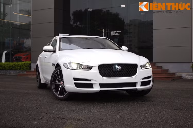 XE được thiết kế mang đậm phong cách đặc trưng mới của Jaguar, với kiểu dáng khá tương đồng với mẫu XF lớn hơn.