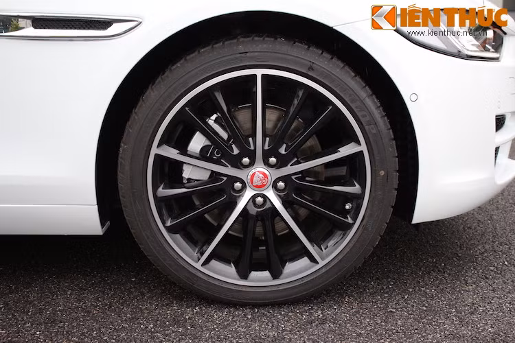 Chiếc XE đầu tiên được nhập về Việt Nam là bản Portfolio, đã được trang bị tuỳ chọn mâm 19 inch 2 tông màu với tên gọi Radiance 15 chấu.