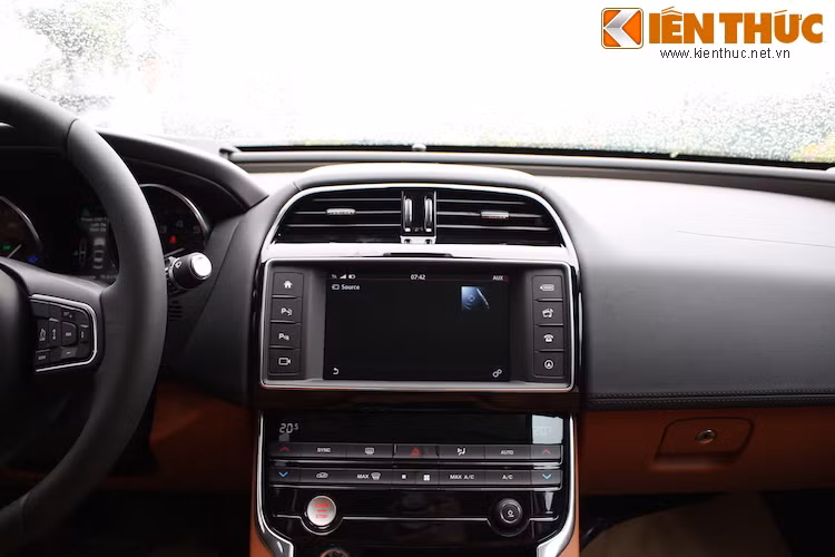 Hệ thống thông tin giải trí của xe có màn hình chính 8 inch cảm ứng với đầy đủ các kết nối Bluetooth, USB, iPod và điện thoại thông minh.