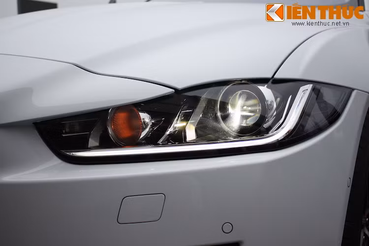 Đèn pha của XE có thiết kế hiện đại, sử dụng bóng pha xenon HID với thấu kính 66 mm và độ sáng lên tới 3200 lumen. Bên dưới pha là dải đèn LED thời thượng.
