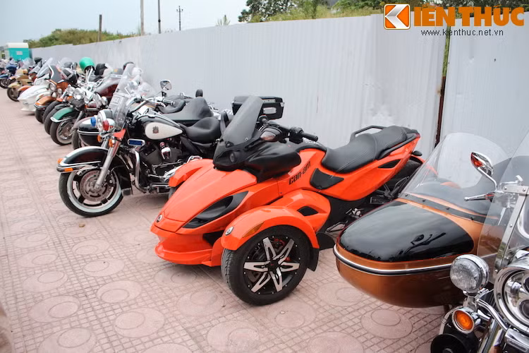 Mô-tô 3 bánh Can-Am Spyder hiện đại nổi bật giữa một dàn Harley-Davidson mang phong cách cổ điển ở hai bên.