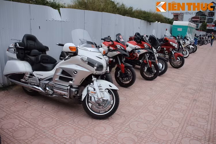 Được tổ chức hoành tráng, lễ khai trương showroom Harley-Davidson tại Hà Nội có sự góp mặt của đại diện nhiều CLB và hội nhóm chơi xe PKL tại Việt Nam.