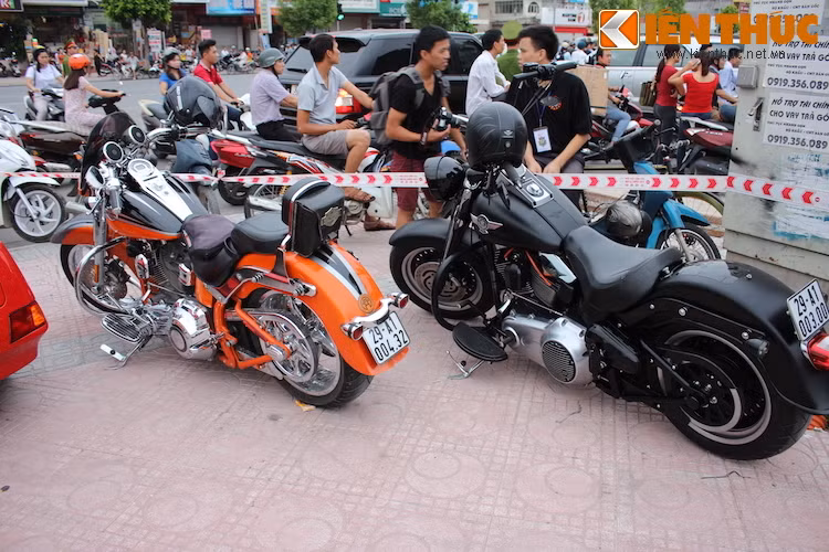 Harley-Davidson CVO Softtail Deluxe (cam) đứng cạnh Harley-Davidson Fatboy 2015.