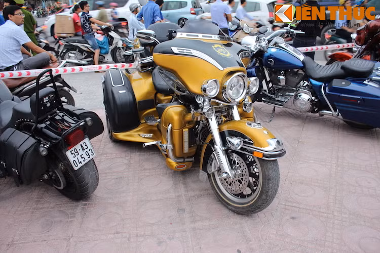 "Hàng khủng" Harley-Davidson CVO Tri Glide Ultra cũng xuất hiện tại lễ khai trương.