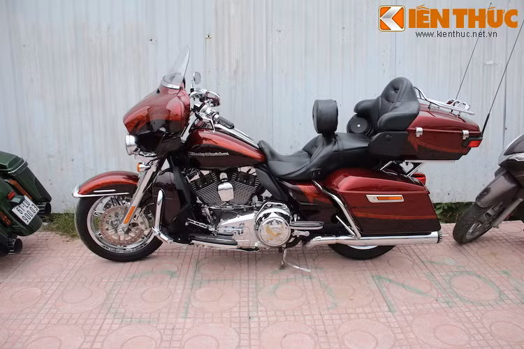 Một chiếc Harley Davidson CVO Limited mới nhất, trong lớp sơn đỏ-đen metalflake "thửa riêng".