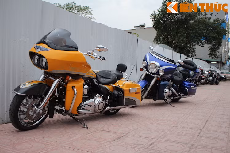 2 chiếc touring Harley-Davidson Road Glide (màu vàng) "so dáng" cùng dòng Ultra GLide với thiết kế cổ điển hơn.