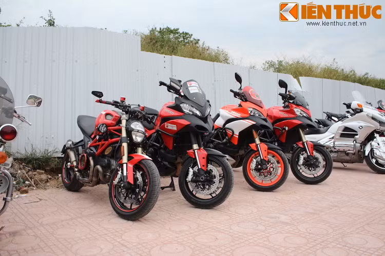 Dàn xe Ducati tham gia sự kiện, với chiếc Monster 1200S cùng 3 chiếc Multistrada thuộc các đời khác nhau.