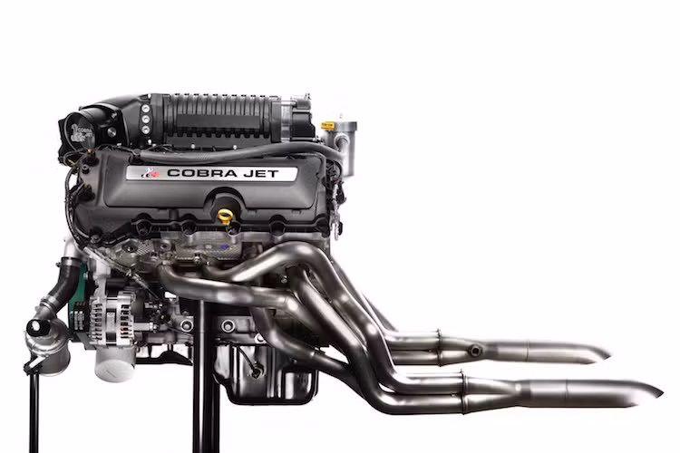Nằm bên dưới khoang động cơ của Cobra Jet là khối động cơ V8 5.0l Coyote giống tới 75% các chi tiết so với Mustang GT bán đại trà.