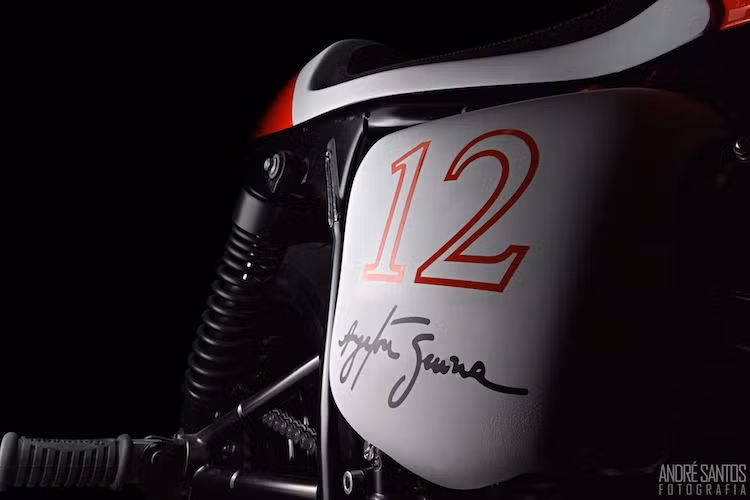 Con số 12 cũng là một sự gợi nhớ tới chiếc McLaren MP4/4 mà Senna đã từng cầm lái vào năm 1988, bên dưới số là chữ ký của anh.