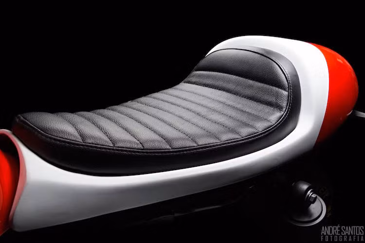 Yên xe được gọt mỏng, vuốt đuôi theo đúng phong cách cafe racer và chỉ dành cho một người.