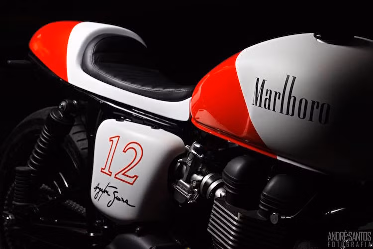 Ngoại trừ thân vỏ xe màu đỏ trắng, mọi chi tiết khác trên chiếc Bonneville đều có màu đen mờ.