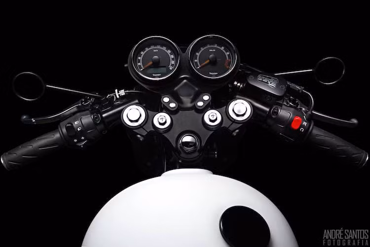 Để tạo dáng cafe racer, tay lái đã được hạ thấp và có dạng clip-on.