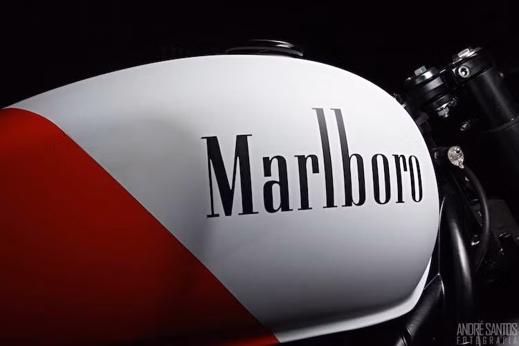 Bình xăng được sơn màu đỏ-trắng với dòng chữ Marlboro tương tự như 2 bên thân xe F1 của Senna.