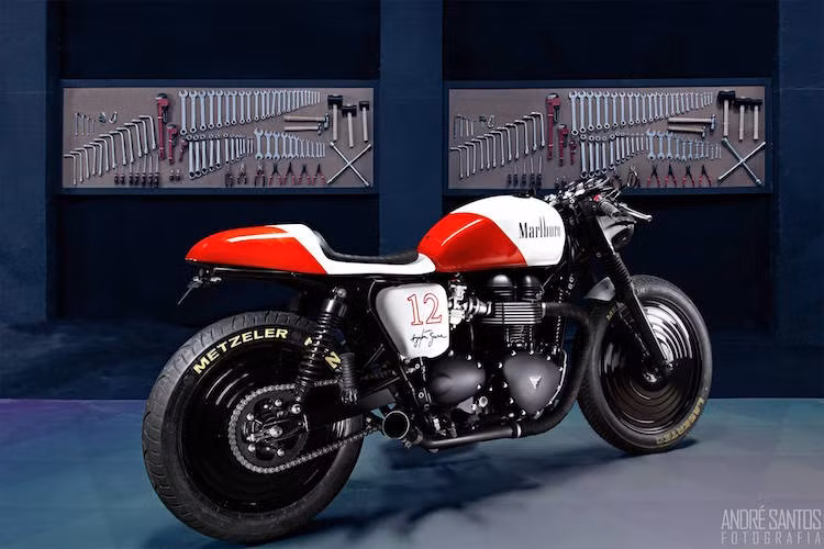 Để tưởng nhớ tới Senna, xưởng Tarso Marques Concept đã "độ" lại một chiếc Triumph Bonneville phong cách Cafe Racer lấy cảm hứng từ chiếc xe đua F1 McLaren của anh.