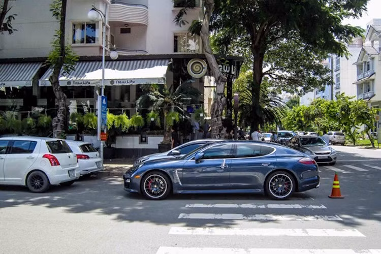 Tại quán cafe New Life - "điểm hẹn" của nhiều dân chơi xe khủng tại TP.HCM, nhiều người đã bắt gặp một chiếc Porsche Panamera Turbo với option mâm sơn cùng màu với thân xe độc đáo.
