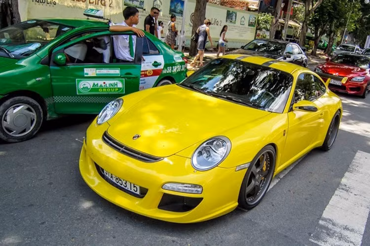 Chiếc 911 màu vàng này cũng là chiếc duy nhất tại Việt Nam được trang bị full bộ bodykit từ hãng Vorsteiner.